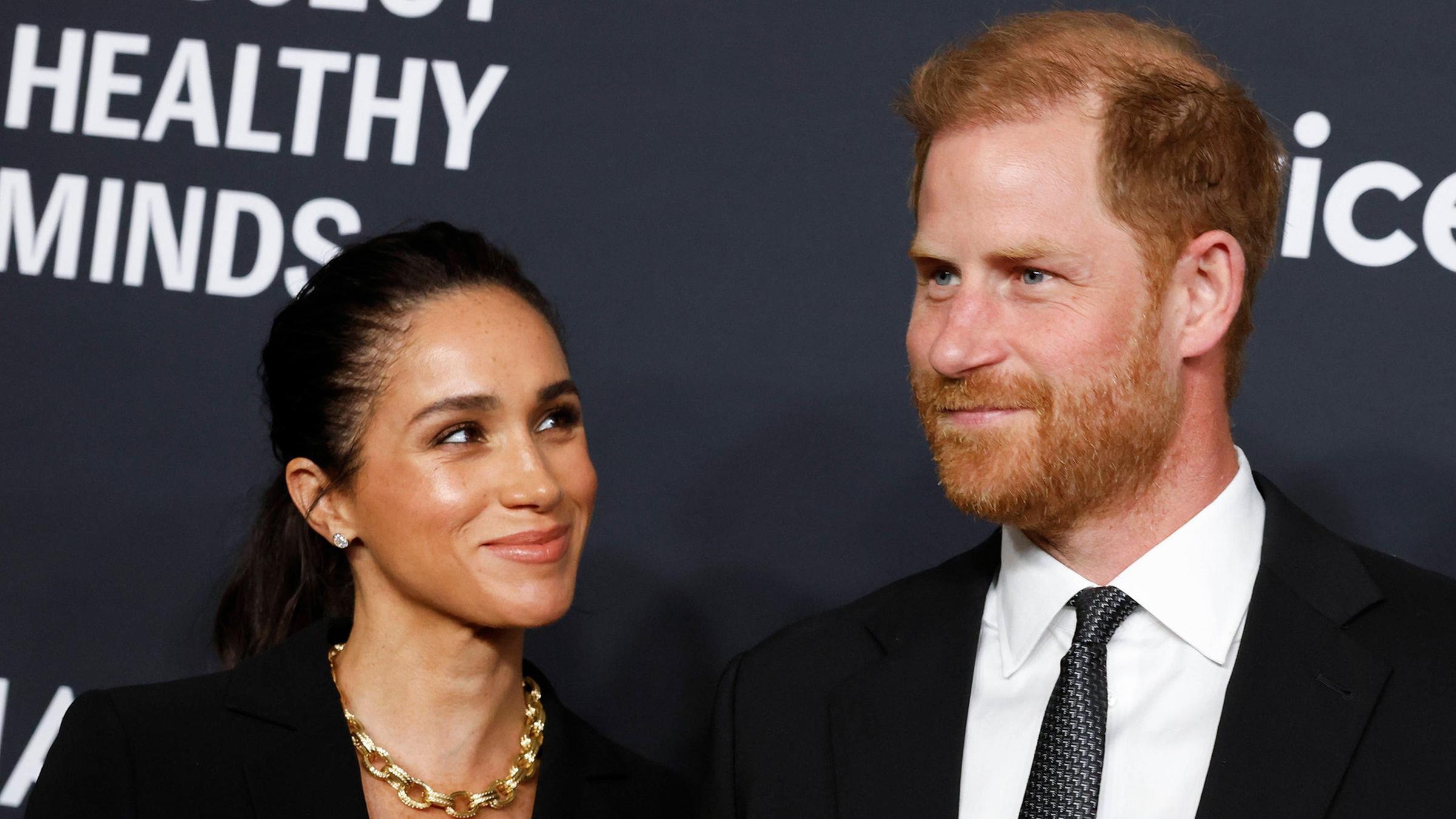 Prinz Harry und Meghan, Herzog und Herzogin von Sussex, Mitgründer der Archewell Foundation und Preisträger des „Humanitarians of the Year Award“, treffen auf dem roten Teppich der dritten World Mental Health Day Gala ein.