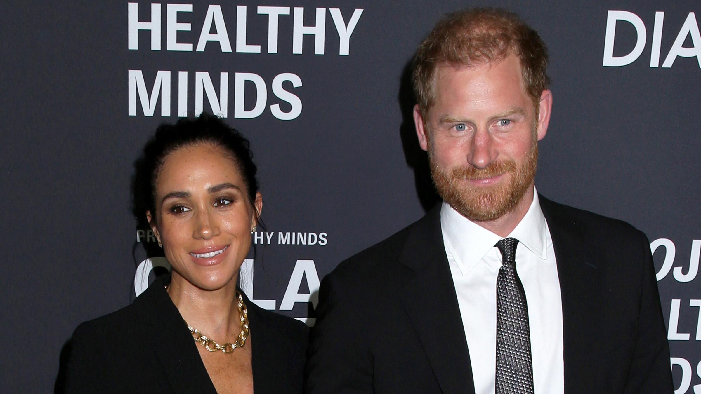 Sie halten Händchen auf dem roten Teppich in New York: Prinz Harry und seine Ehefrau Herzogin Meghan wurden bei der "Project Healthy Minds Gala" für ihr Engagement für mentale Gesundheit geehrt. (10.10.2025)