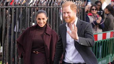 Meghan, Herzogin von Sussex im Vordergrund und ihr Mann, Prinz Harry