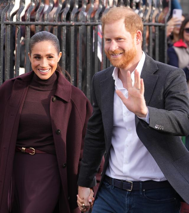Meghan, Herzogin von Sussex im Vordergrund und ihr Mann, Prinz Harry