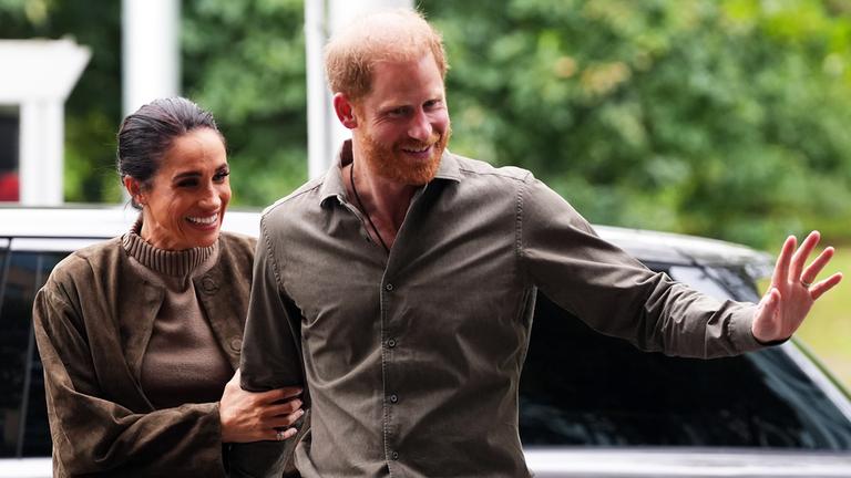 Die Sussexes nehmen ihre Kinder wieder aus der Schule. Laut Medien sei der lange Fahrweg ein Sicherheitsrisiko. Archie und Lillibet hätten schon an einer neuen Schule hospitiert