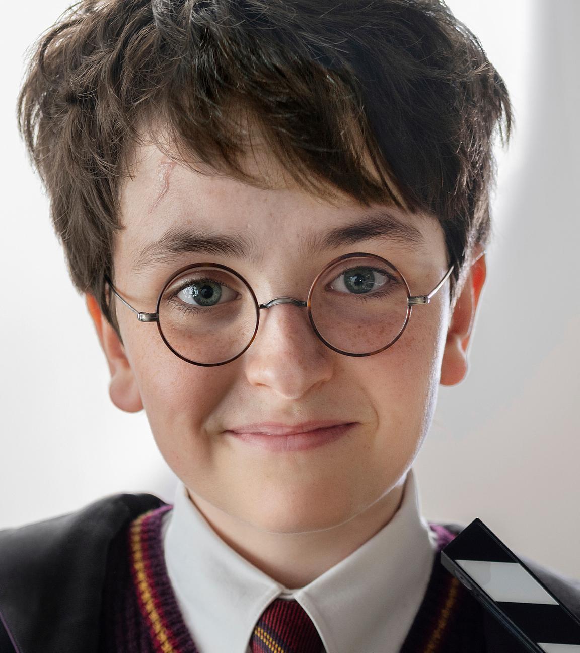 Dominic McLaughlin, der Harry Potter darstellen wird, am Set der neuen "Harry Potter"-Serie