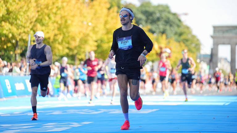 Der britische Sänger und Schauspieler Harry Styles mit Sonnenbrille und Stirnband beim BMW Berlin Marathon