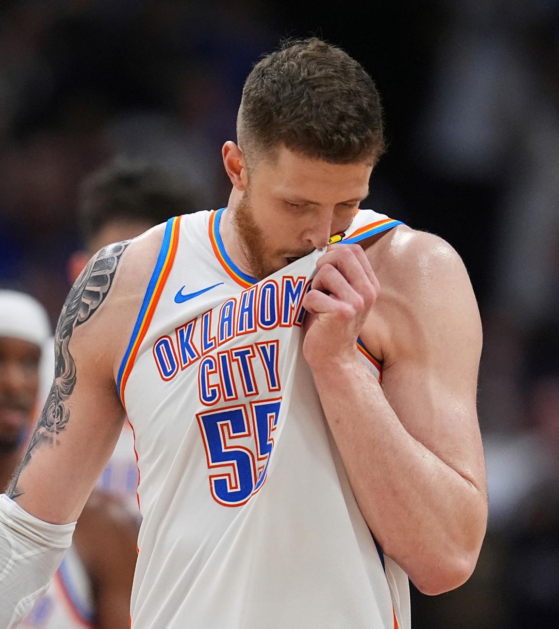 Oklahoma City Thunder-Center Isaiah Hartenstein reagiert, als die Zeit in der Verlängerung von Spiel 3 der Halbfinalserie der NBA-Playoffs gegen die Denver Nuggets am Freitag, 9. Mai 2025, in Denver abläuft. 
