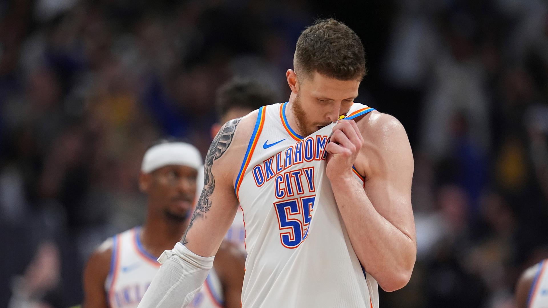 Oklahoma City Thunder-Center Isaiah Hartenstein reagiert, als die Zeit in der Verlängerung von Spiel 3 der Halbfinalserie der NBA-Playoffs gegen die Denver Nuggets am Freitag, 9. Mai 2025, in Denver abläuft. 