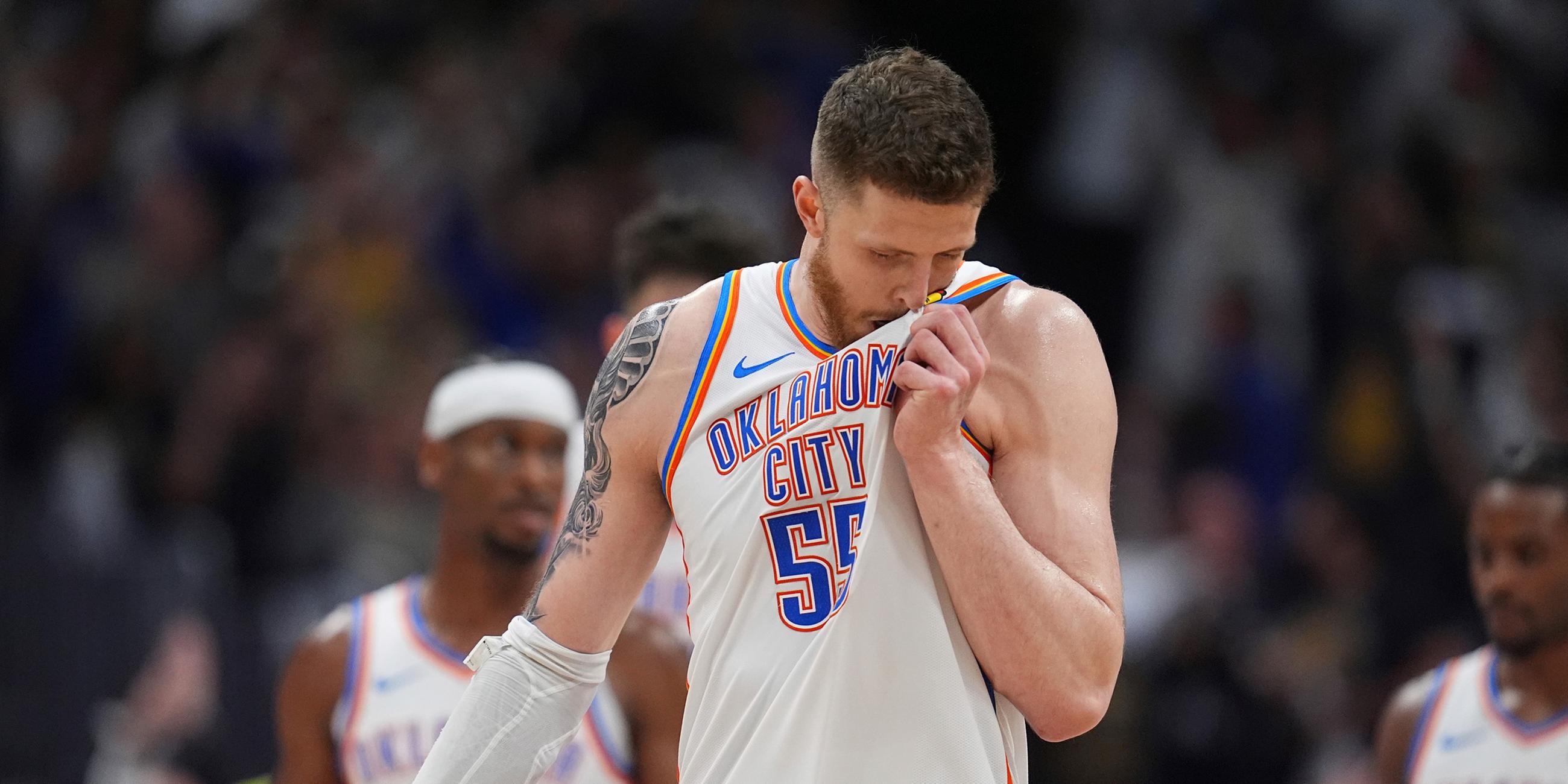 Oklahoma City Thunder-Center Isaiah Hartenstein reagiert, als die Zeit in der Verlängerung von Spiel 3 der Halbfinalserie der NBA-Playoffs gegen die Denver Nuggets am Freitag, 9. Mai 2025, in Denver abläuft. 