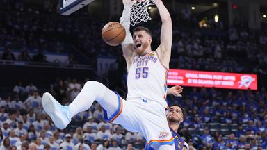Isaiah Hartenstein dunkt einen Ball in einen Korb