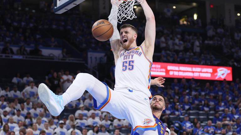 Isaiah Hartenstein dunkt einen Ball in einen Korb