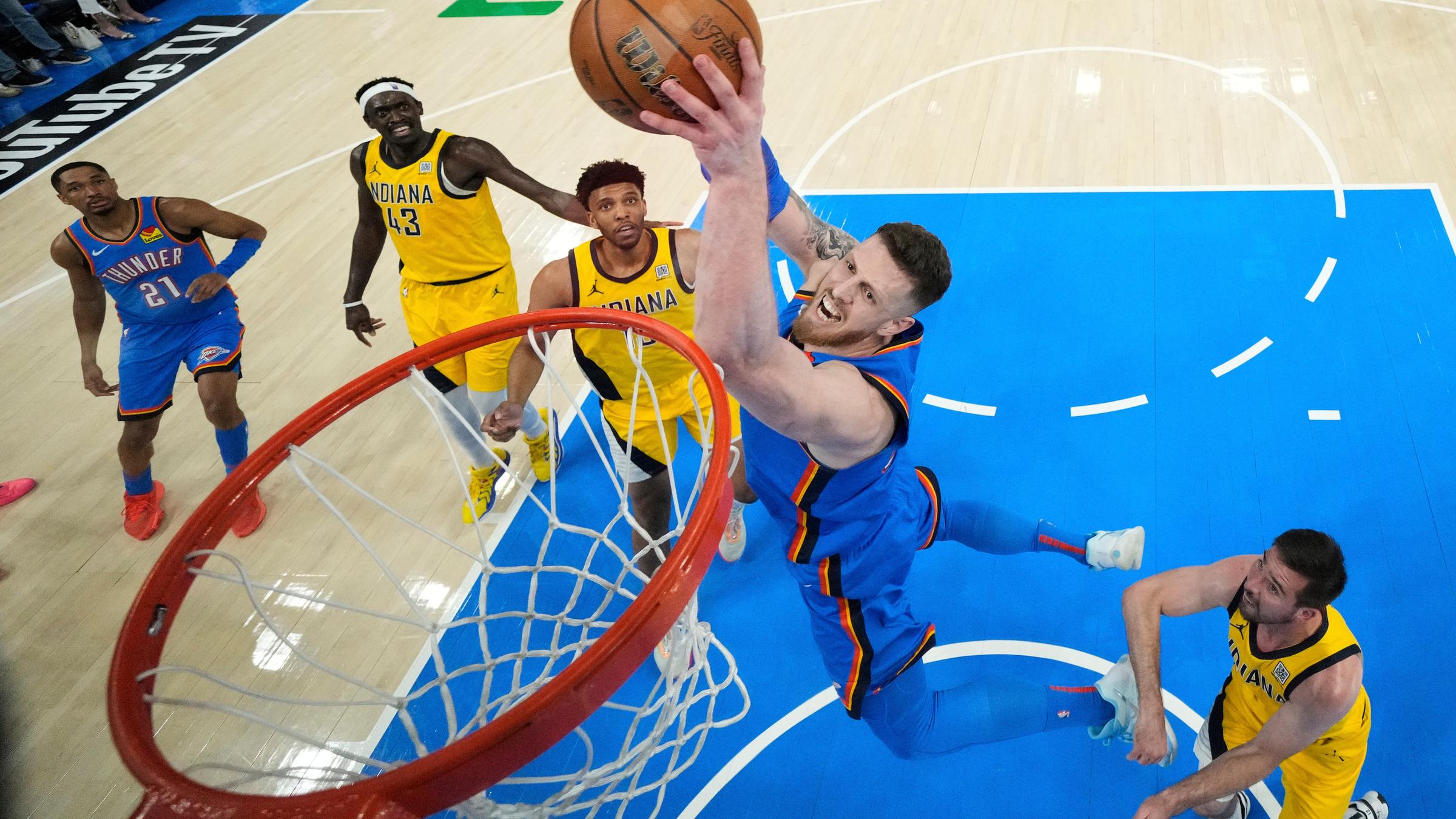 NBA-Finale, 7. Spiel, Oklahoma City Thunder - Indiana Pacers. Der Center der Oklahoma City Thunder, Isaiah Hartenstein, zieht zum Korb.