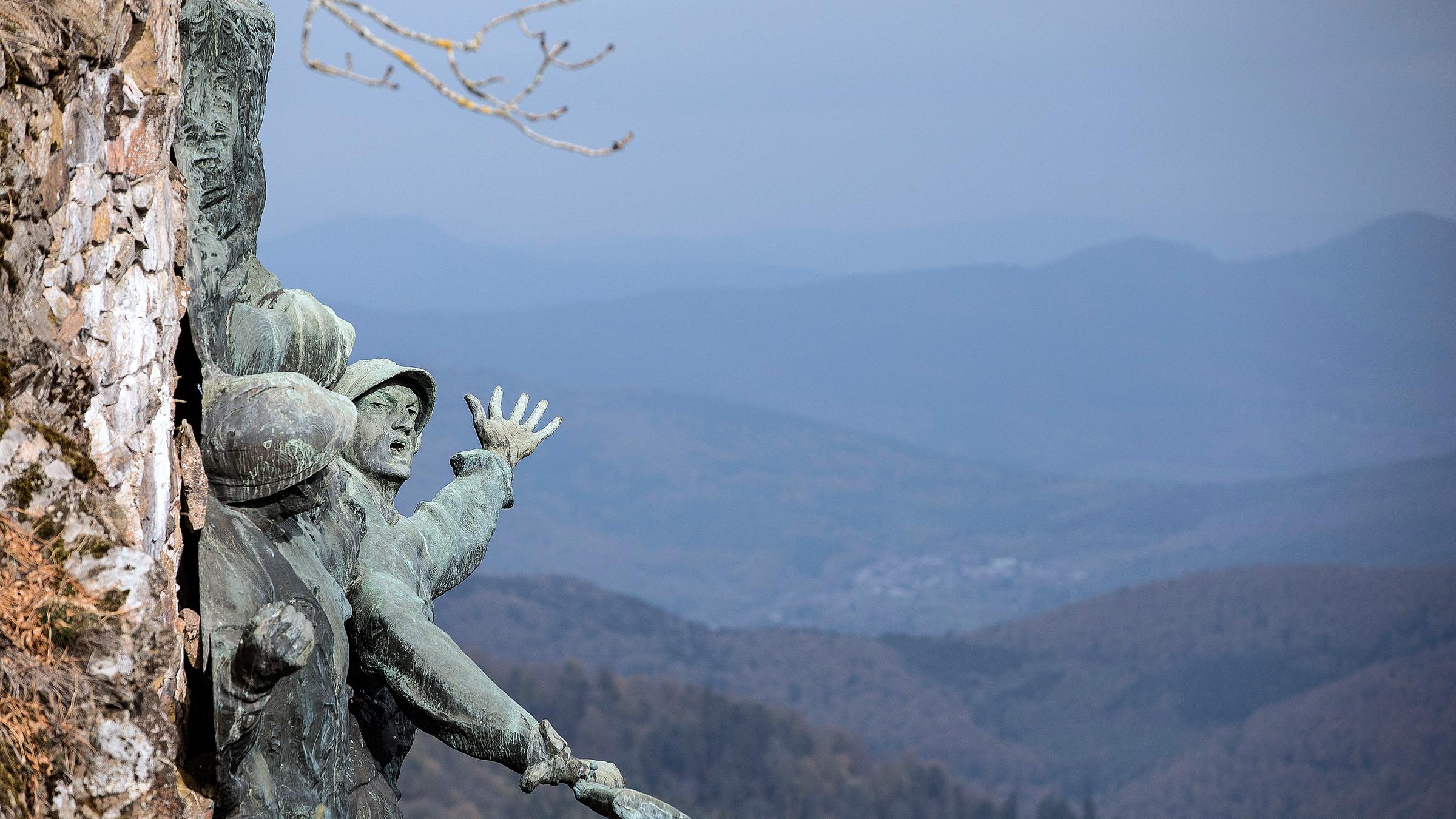 Skulpturen zeigen kämpfende Soldaten