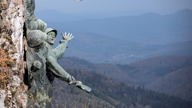 Skulpturen zeigen kämpfende Soldaten