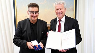 "Pur"-Sänger Hartmut Engler (l.) posiert mit dem Bundesverdienstkreuz