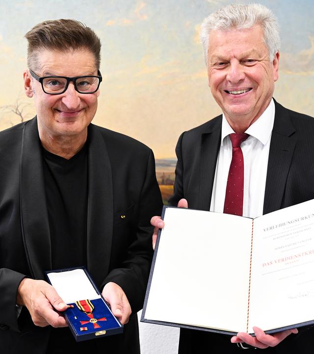 "Pur"-Sänger Hartmut Engler (l.) posiert mit dem Bundesverdienstkreuz