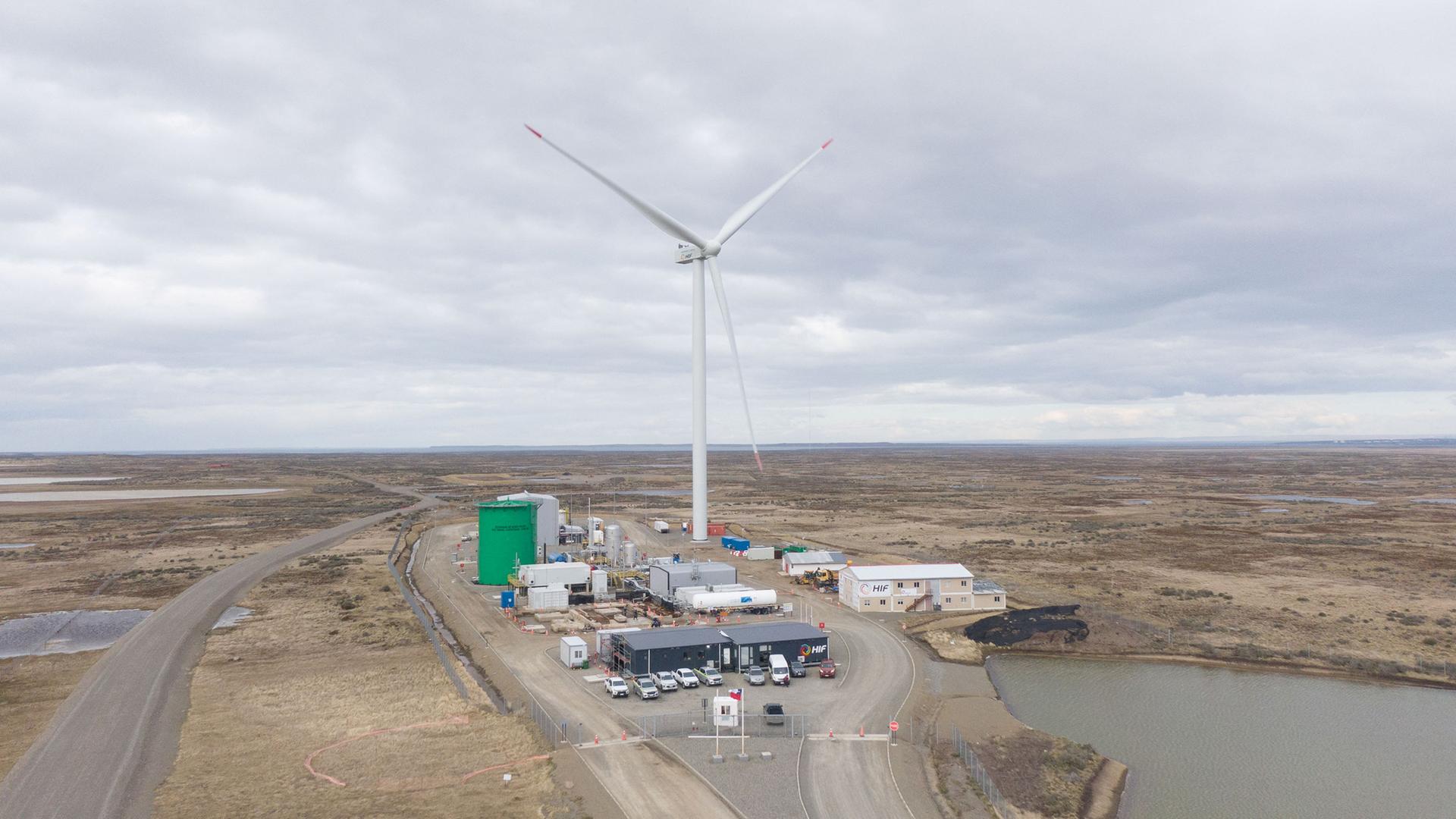 Eine Drohnenansicht der Pilotanlage "Haru Oni" zur Produktion von E-Fuels in Patagonien, Chile