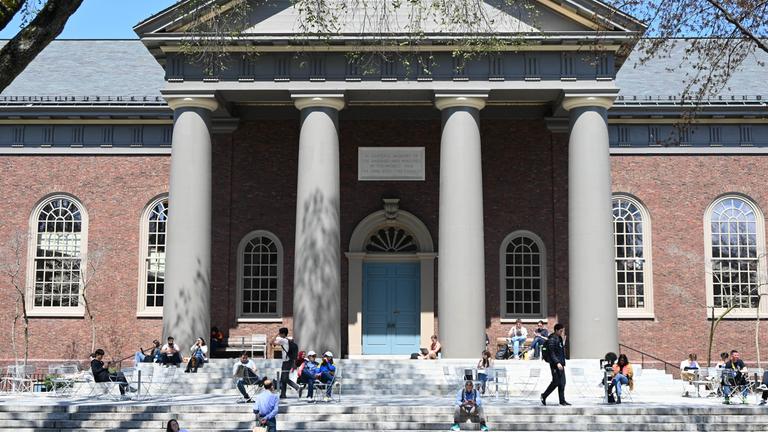 Ein Blick auf die Harvard University in Cambridge, Massachusetts, USA.