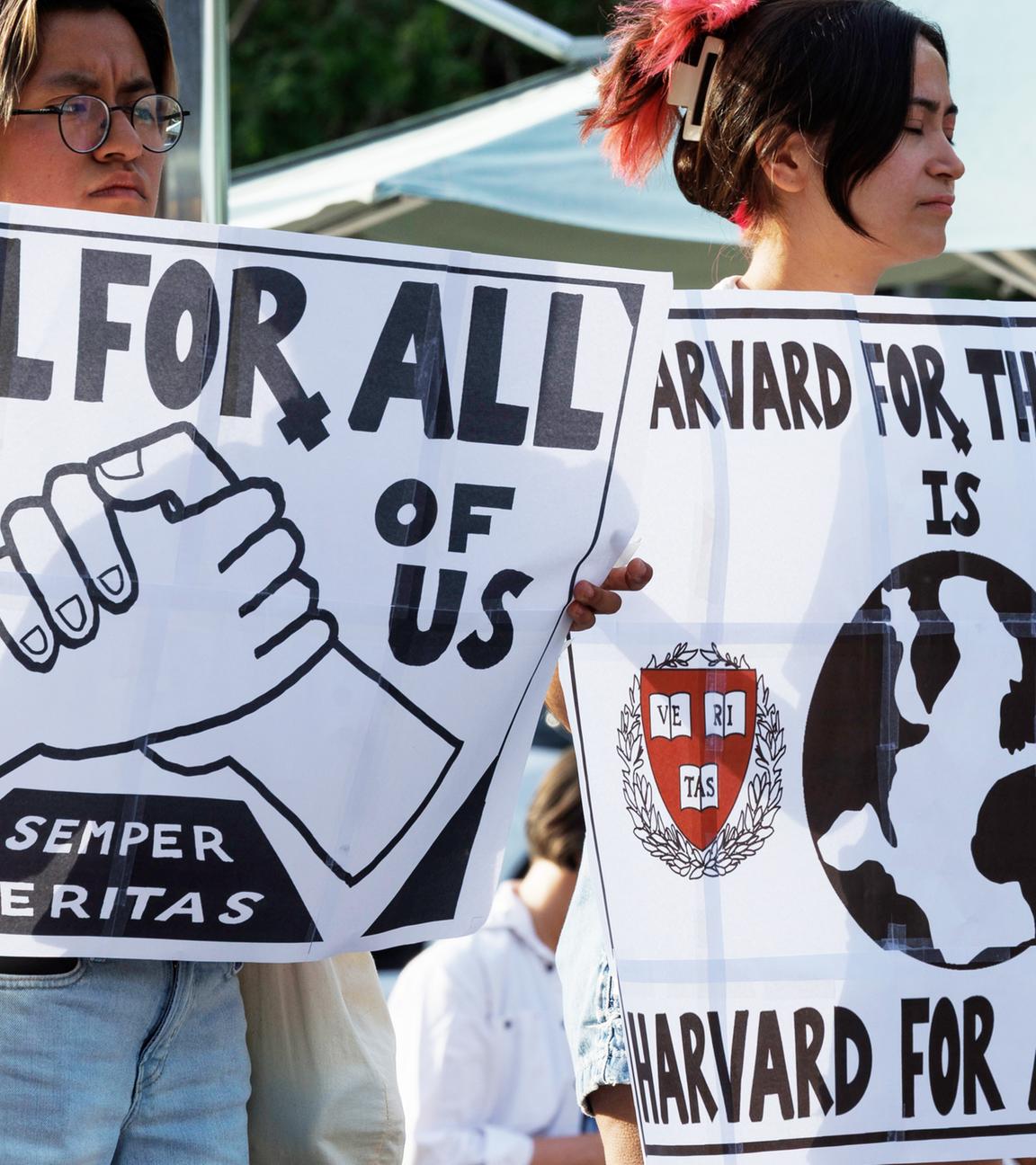 Zwei Frauen protestieren für den Verbleib internationaler Studenten in Harvard