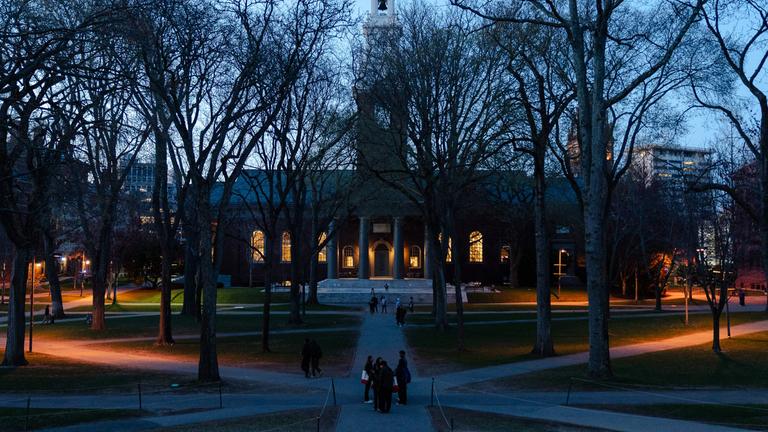 Der Campus der Harvard Universität in Cambridge, Massachusetts.