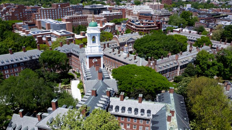 Blick auf den Campus der Harvard-Universität in Cambridge, Massachusetts.