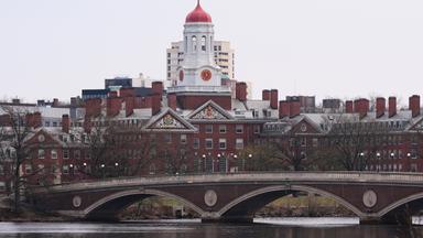 Trump fordert eine Milliarde Dollar von Harvard University