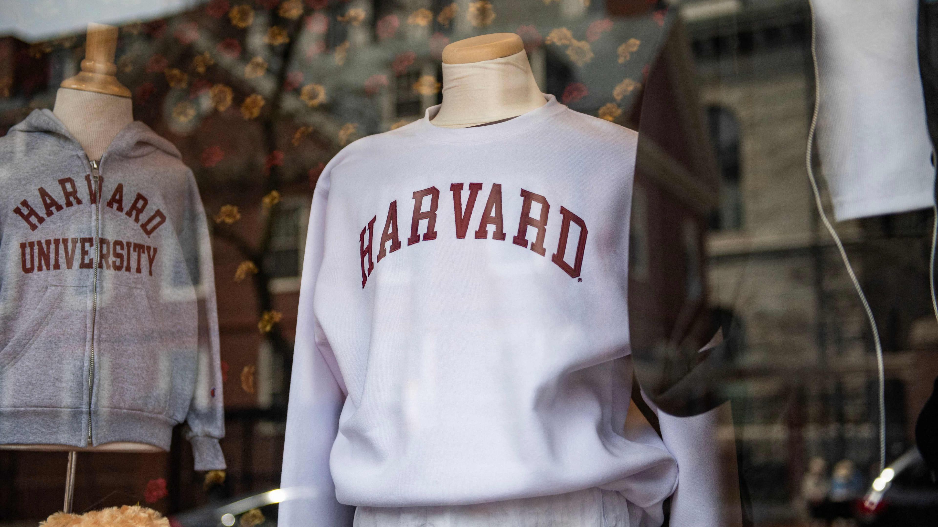 Harvard-Sweatshirts werden im Schaufenster eines Schulladens zum Verkauf angeboten.
