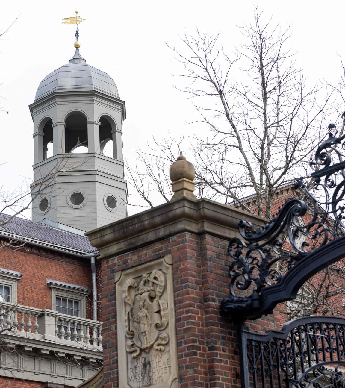 Ein Turm auf einem der Gebäude der Harvard University.