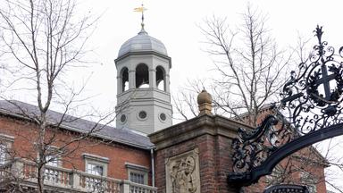 Ein Turm auf einem der Gebäude der Harvard University.