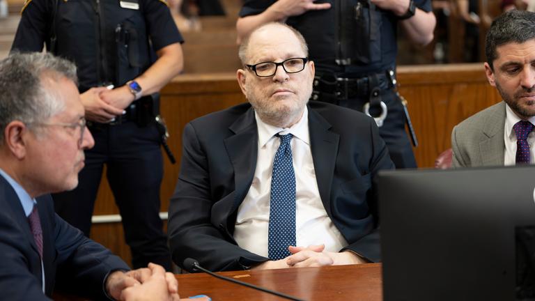 Harvey Weinstein sitzt auf der Anklagebank während einer Gerichtsverhandlung.