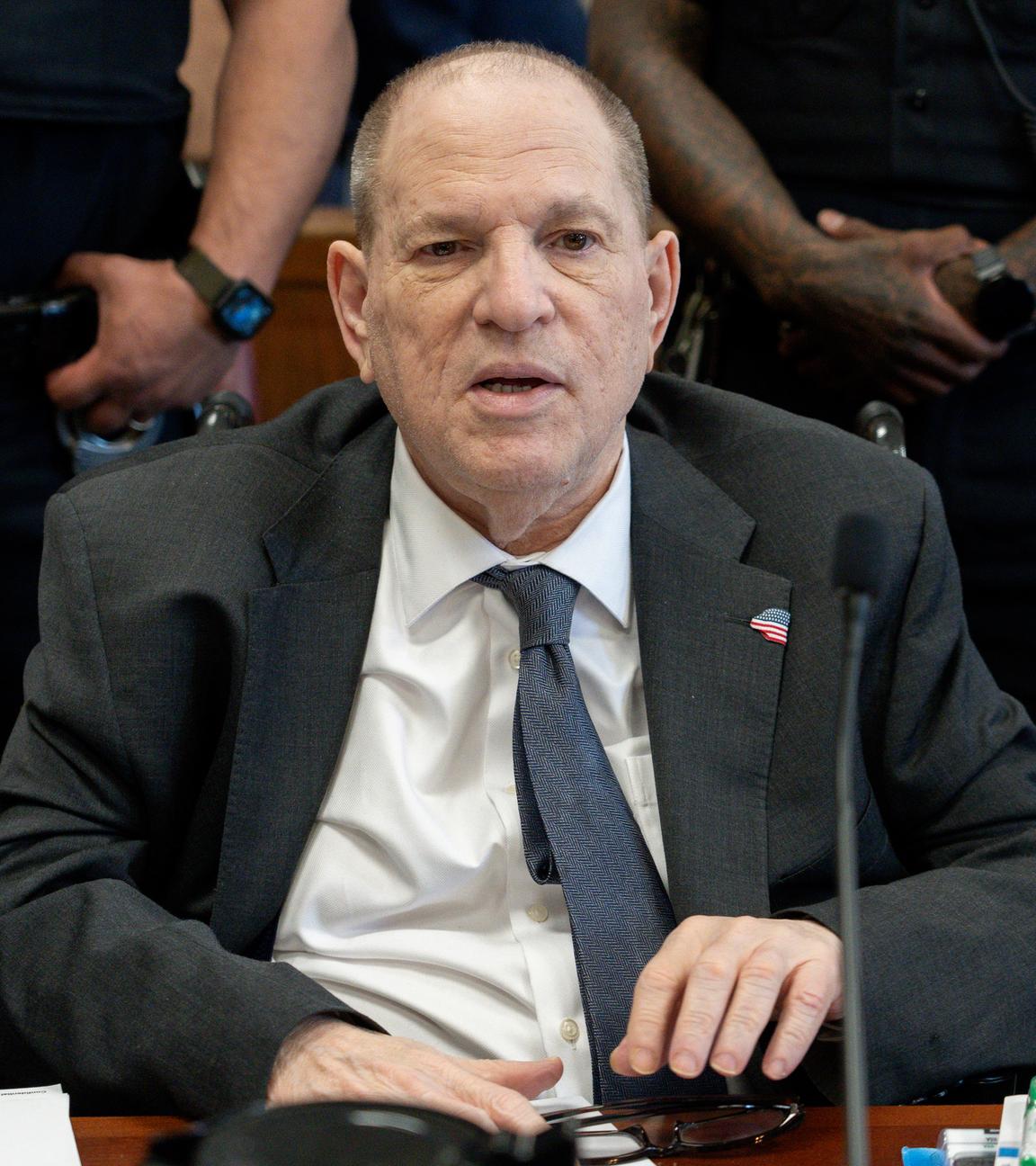 Der ehemalige Hollywood-Produzenten Harvey Weinstein sitzt im Gerichtssaal in  Manhattan.