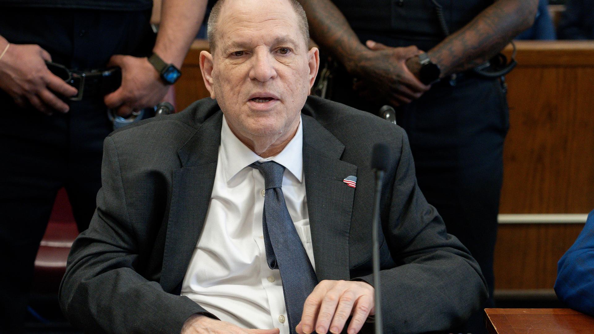 Der ehemalige Hollywood-Produzenten Harvey Weinstein sitzt im Gerichtssaal in  Manhattan.