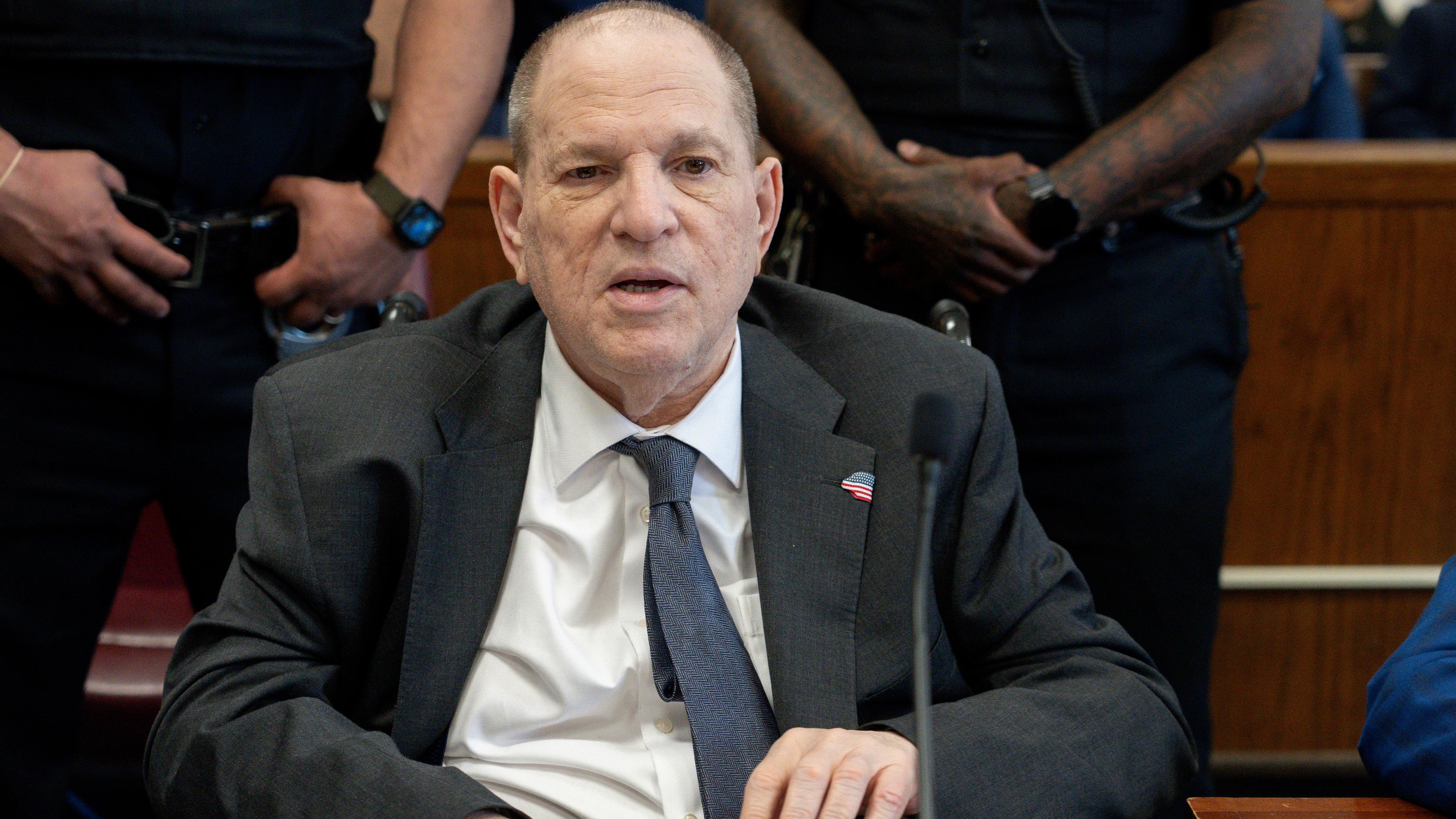 Der ehemalige Hollywood-Produzenten Harvey Weinstein sitzt im Gerichtssaal in  Manhattan.