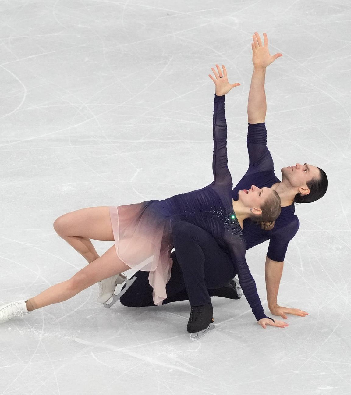 Fabienne Hase und Nikita Volodin (Deutschland) kämpfen. 