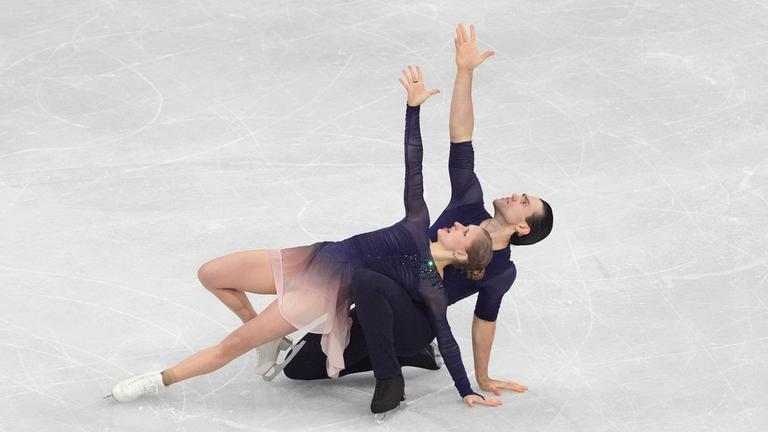 Fabienne Hase und Nikita Volodin (Deutschland) kämpfen. 