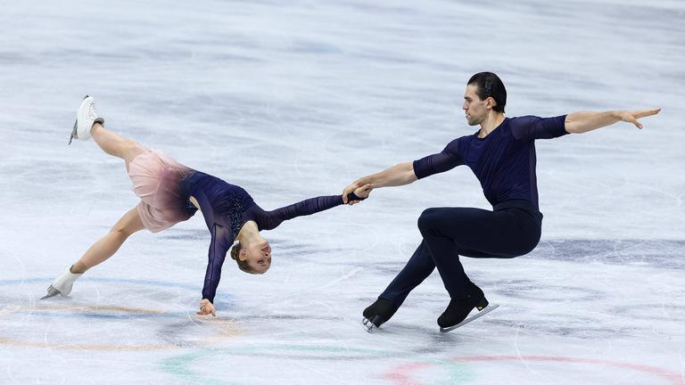 Fabienne Hase und Nikita Volodin (Deutschland) kämpfen. 
