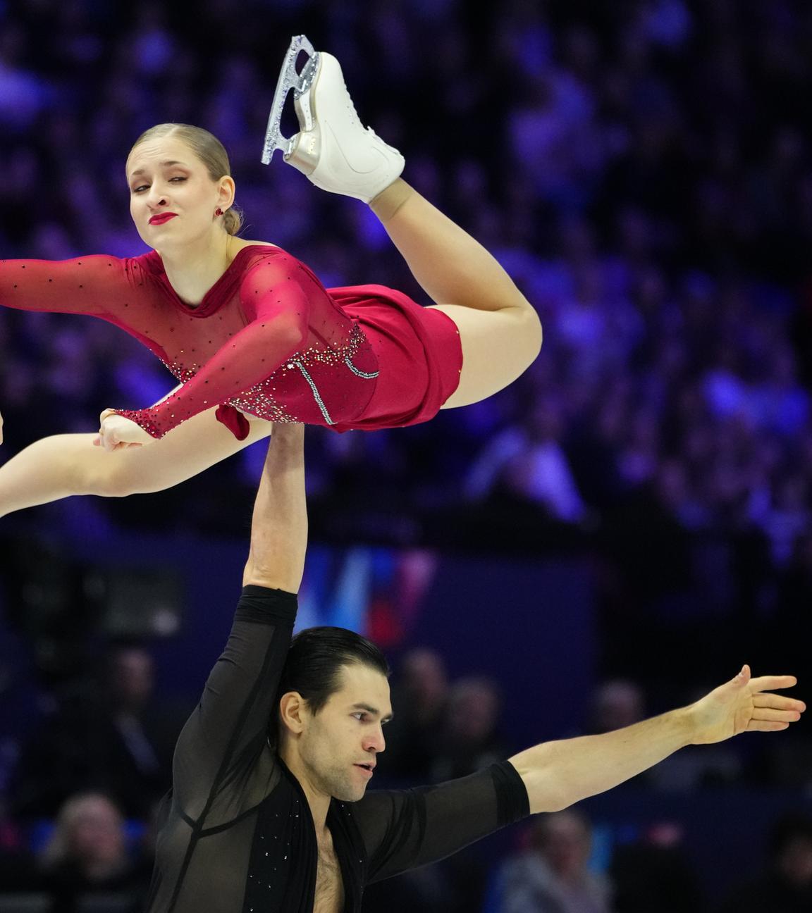Minerva Fabienne Hase und Nikita Volodin bei einer Hebefigur im Kurzprogramm