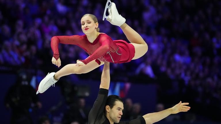 Minerva Fabienne Hase und Nikita Volodin bei einer Hebefigur im Kurzprogramm
