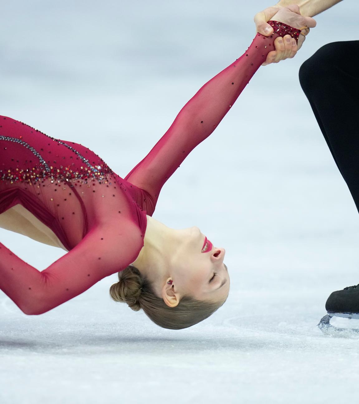 Minerva Fabienne Hase und Nikita Volodin bei der Todesspirale im Kurzprogramm