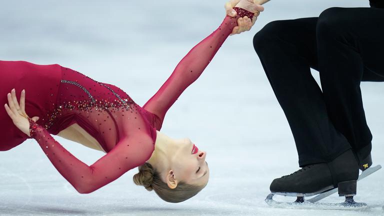 Minerva Fabienne Hase und Nikita Volodin bei der Todesspirale im Kurzprogramm