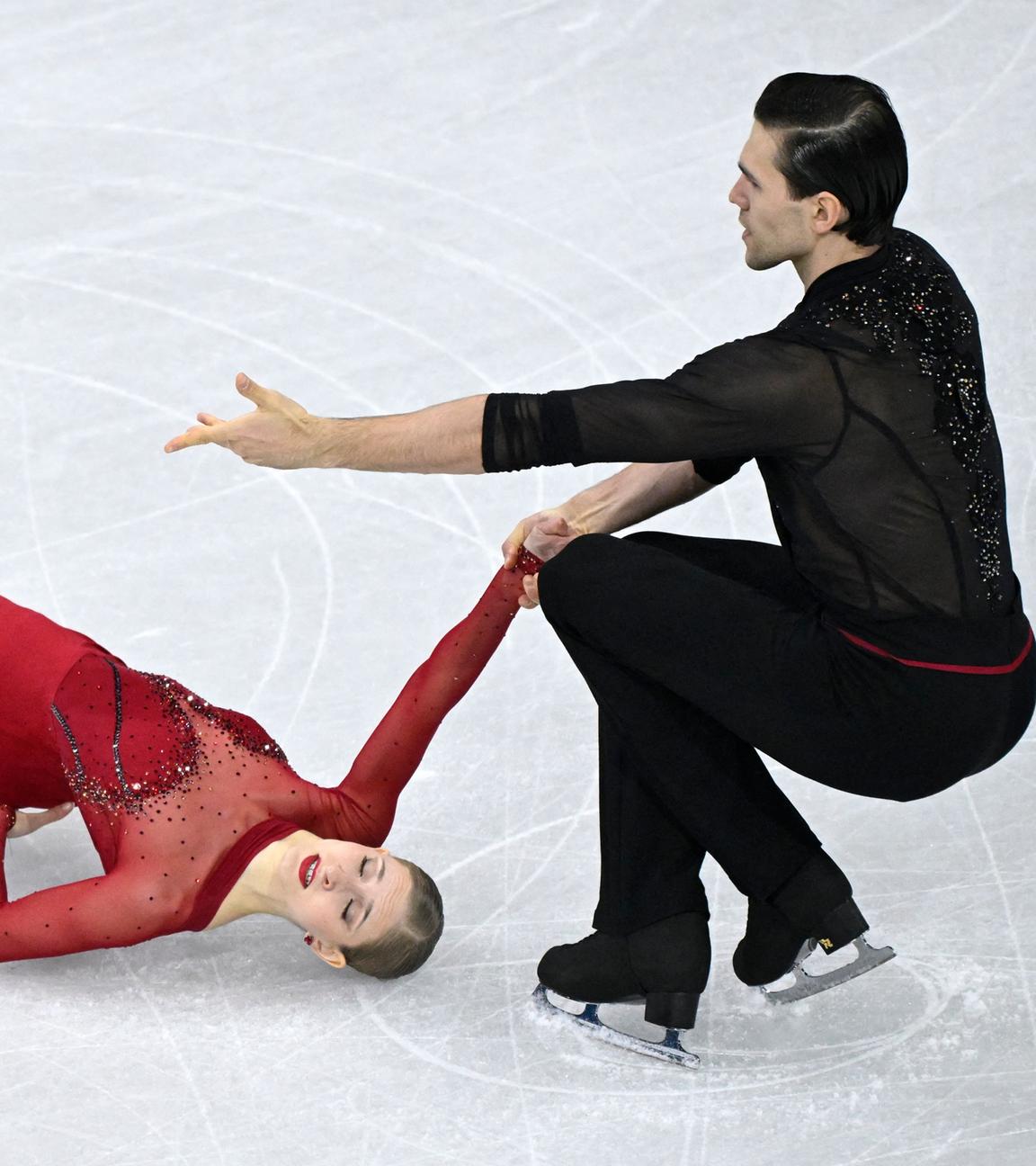 Die deutsche Eiskunstläuferin Minerva Fabienne Hase und der deutsche Eiskunstläufer Nikita Andrejewitsch Wolodin perfomen bei den Olympischen Winterspielen 2026 in Mailand