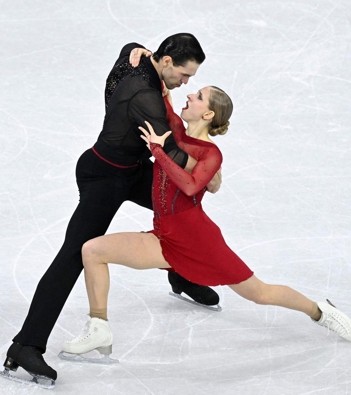 Die deutsche Eiskunstläuferin Minerva Fabienne Hase und der deutsche Eiskunstläufer Nikita Andrejewitsch Wolodin perfomen bei den Olympischen Winterspielen 2026 in Mailand