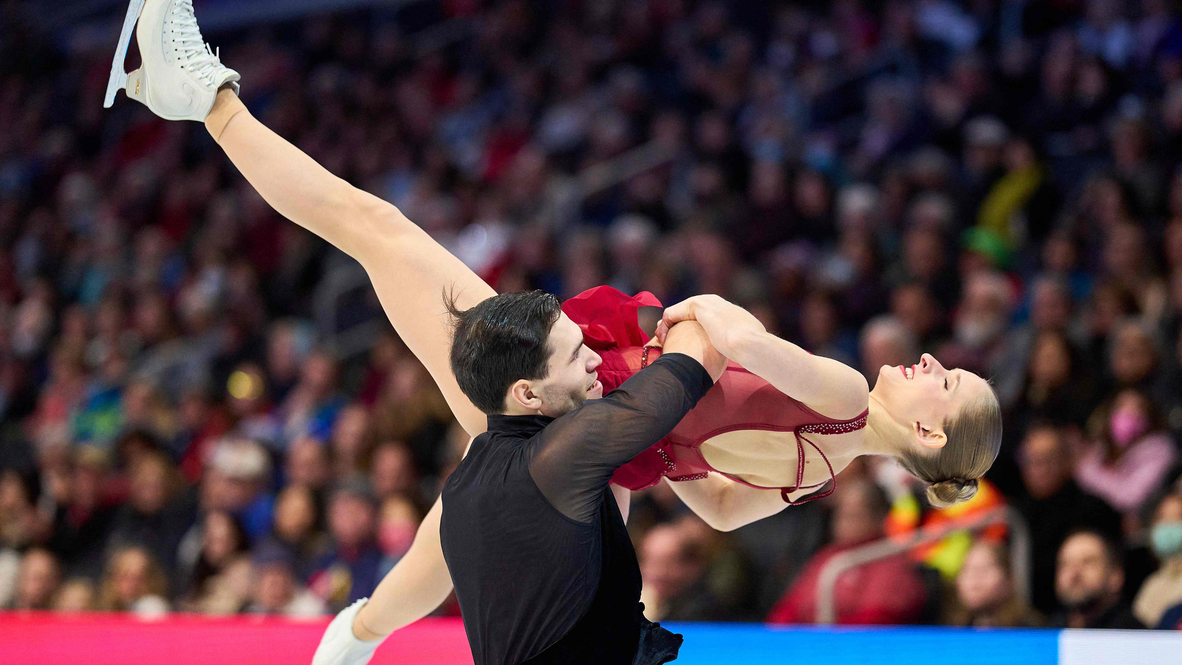 Minerva Fabienne Hase und Nikita Wolodin bei einer Hebefigur im Kurzprogramm der Eiskunstlauf-WM 2025 in Boston.