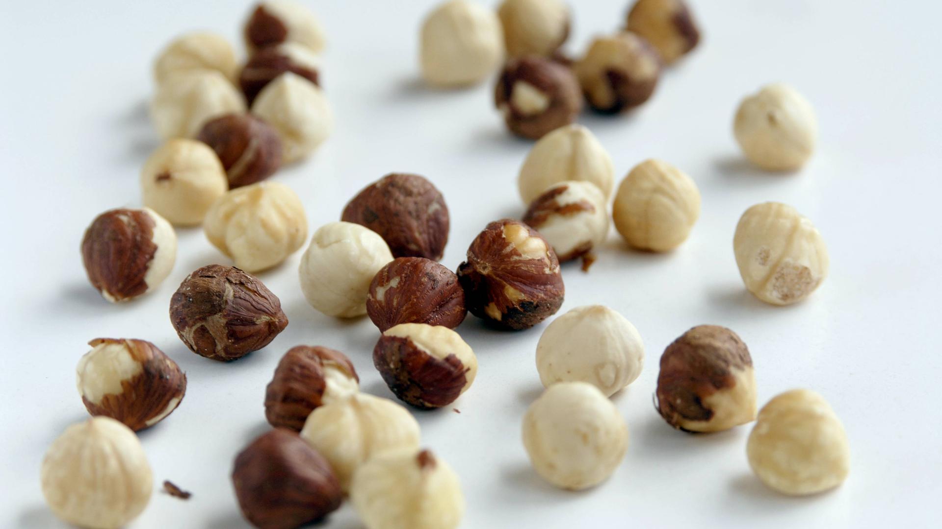 Auf diesem Bild sehen wir Haselnüsse.