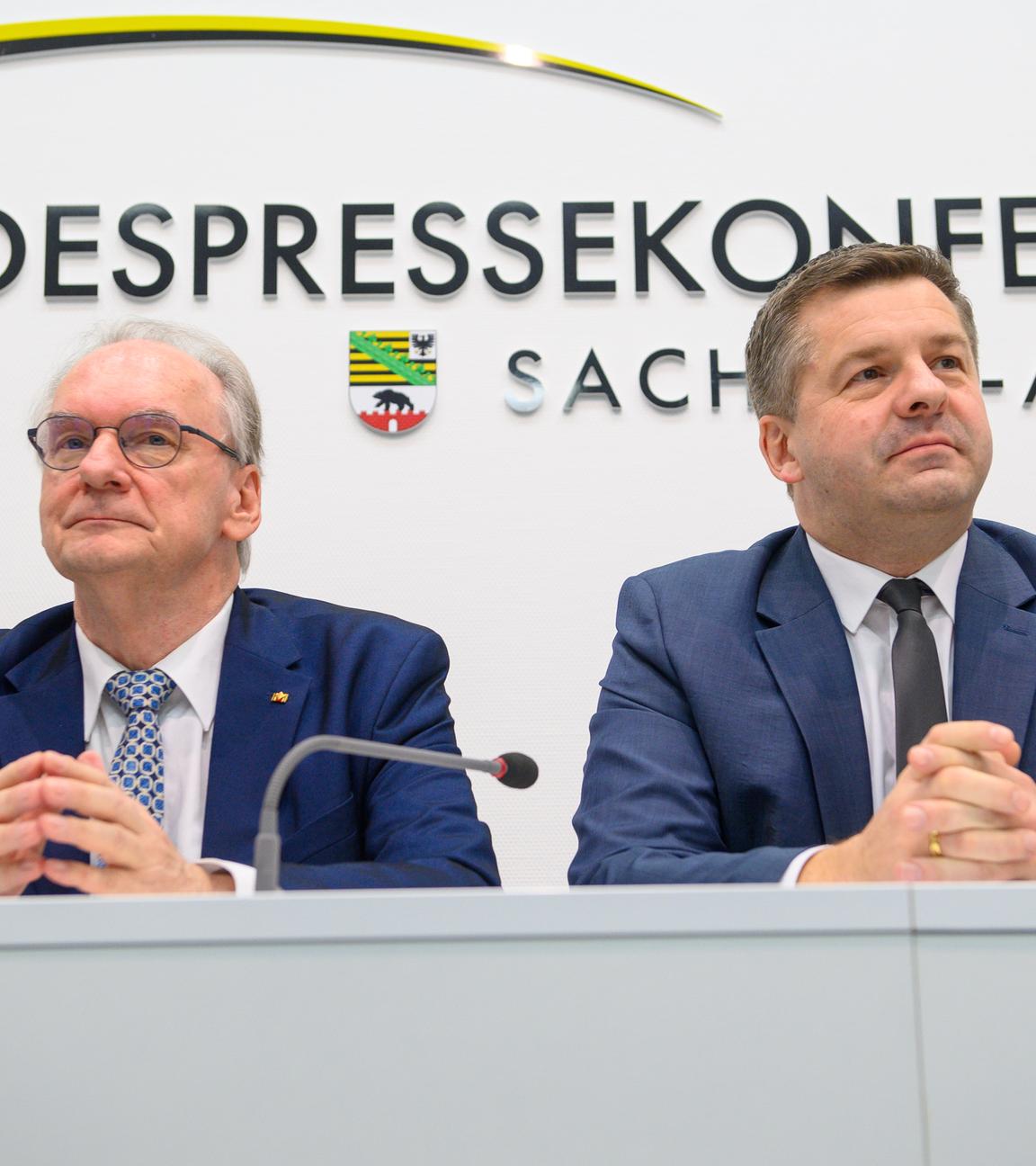 Sachsen-Anhalt, Magdeburg: Reiner Haseloff (l, CDU), Ministerpräsident des Landes Sachsen-Anhalt, und Sven Schulze (CDU), Vorsitzender der CDU Sachsen-Anhalt und Minister für Wirtschaft, Tourismus, Landwirtschaft und Forsten des Landes Sachsen-Anhalt geben eine gemeinsame Pressekonferenz.