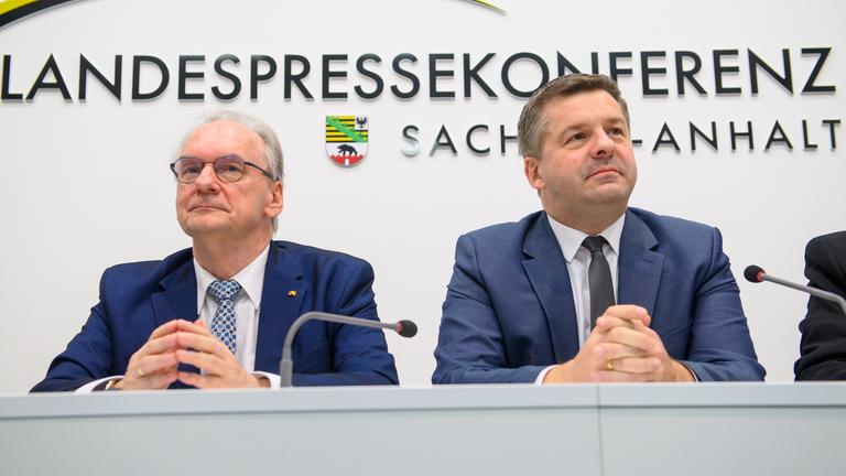 Sachsen-Anhalt, Magdeburg: Reiner Haseloff (l, CDU), Ministerpräsident des Landes Sachsen-Anhalt, und Sven Schulze (CDU), Vorsitzender der CDU Sachsen-Anhalt und Minister für Wirtschaft, Tourismus, Landwirtschaft und Forsten des Landes Sachsen-Anhalt geben eine gemeinsame Pressekonferenz.