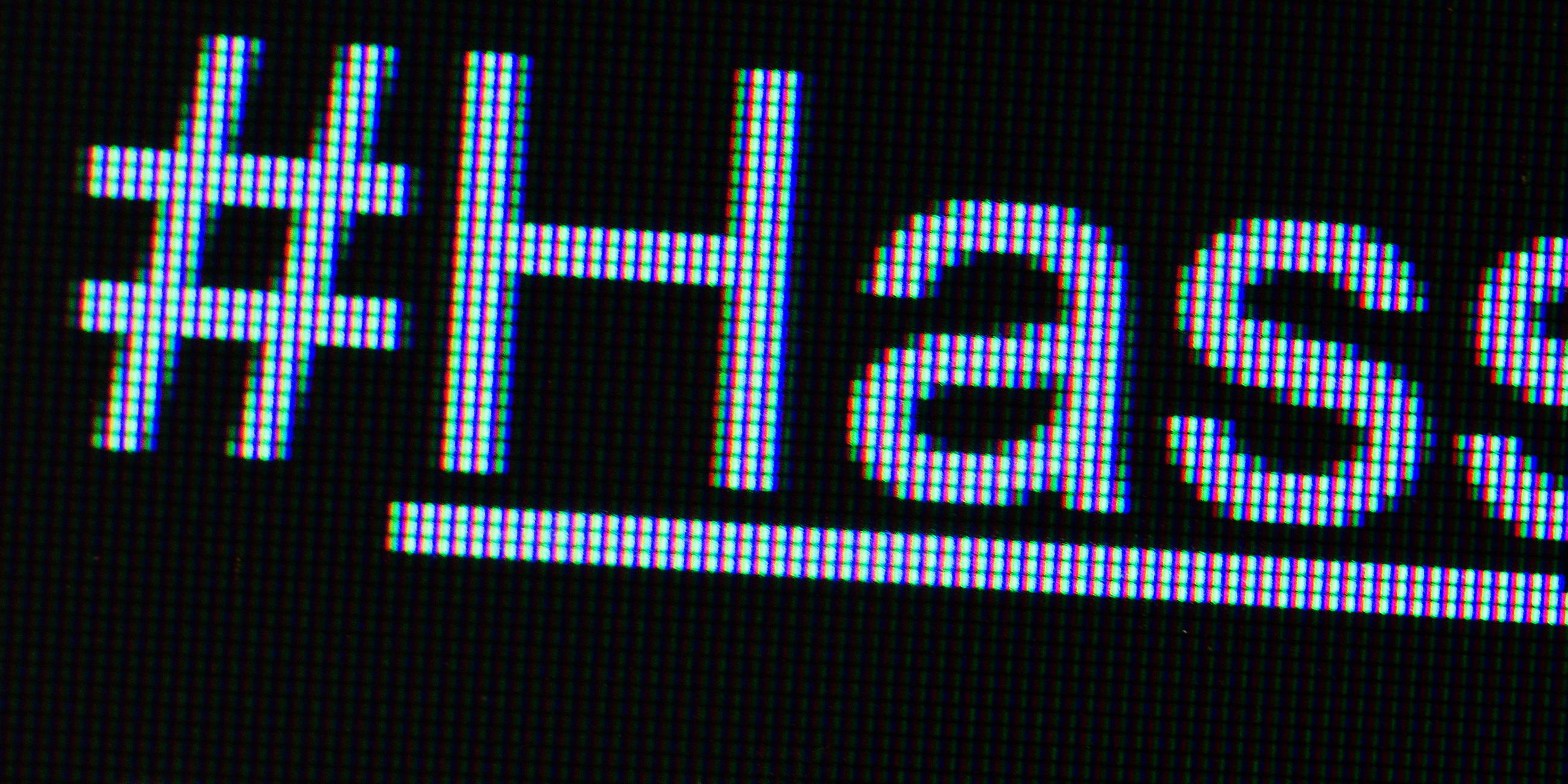 Der Hashtag #Hass ist auf einem Bildschirm zu sehen