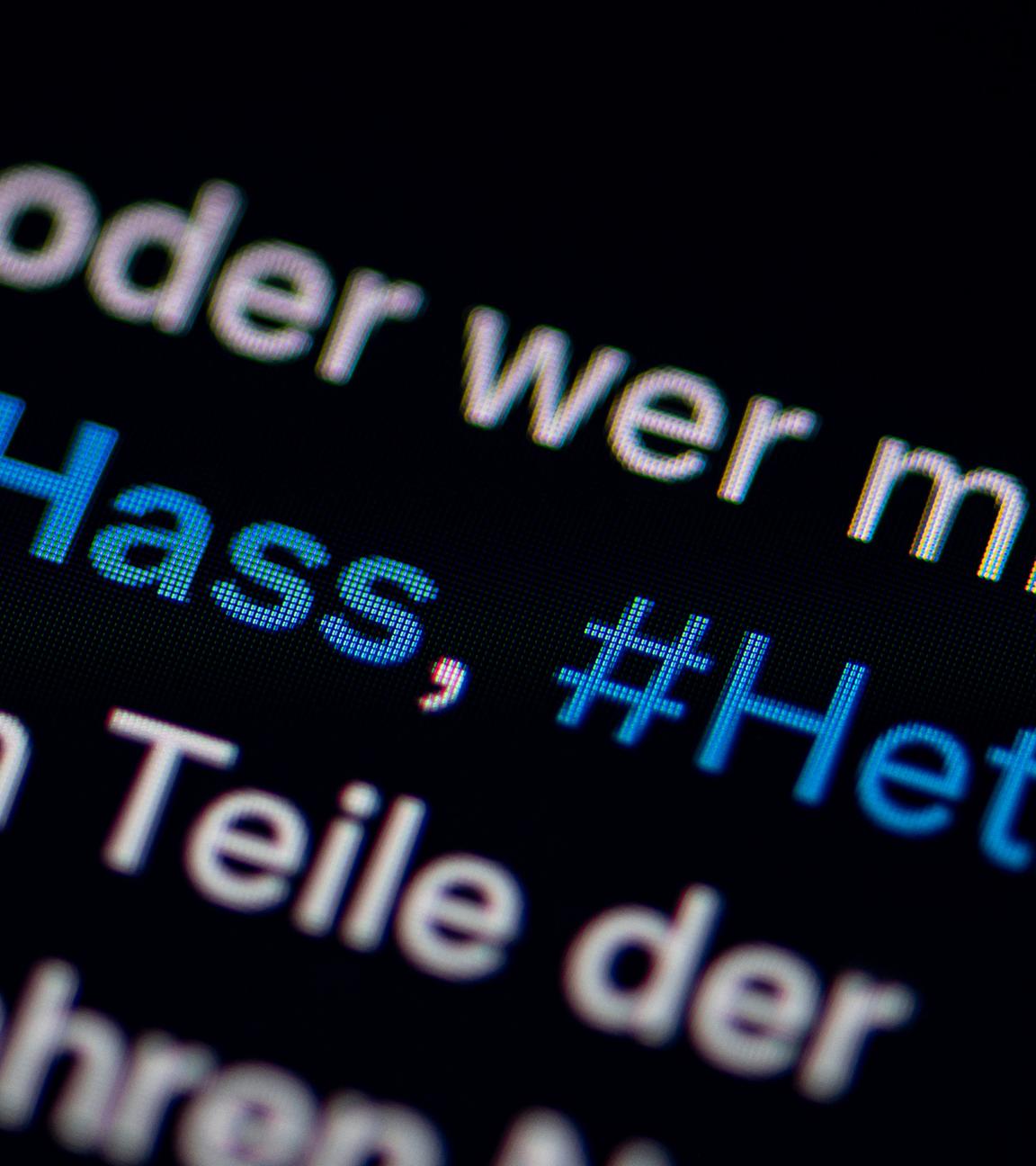 Auf dem Bildschirm eines Smartphones sieht man die Hashtags (#) Hass und Hetze in einem Post auf Twitter 