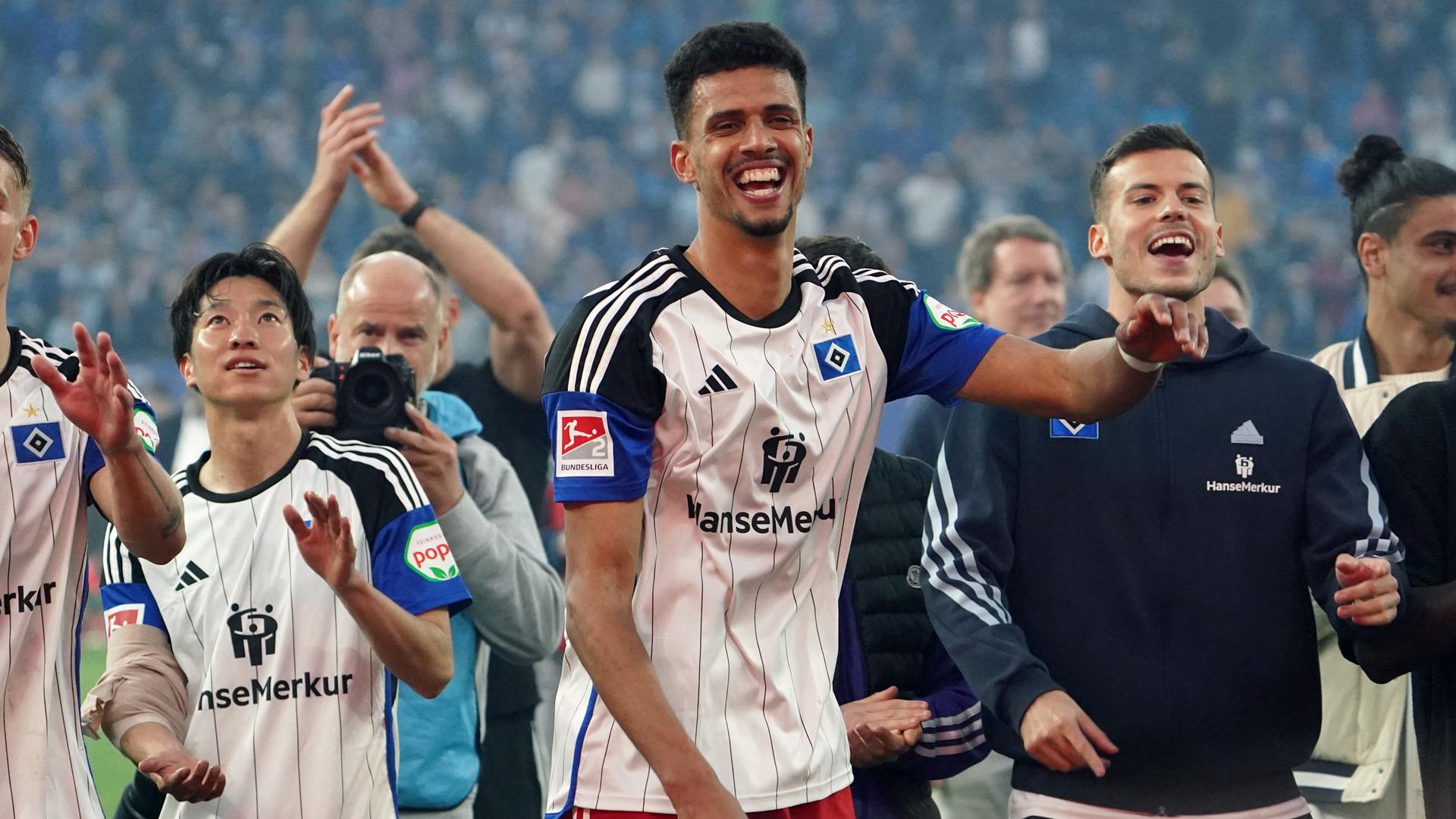 Fußball, 2. Bundesliga, Hamburger SV - FC St. Pauli, 3.5.2024: Hamburgs Torschütze Robert Glatzel (M.) jubelt mit Mitspielern nach dem Sieg.
