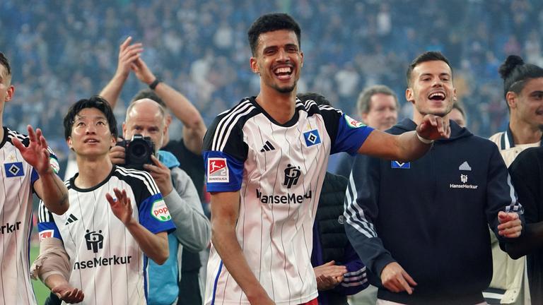 Fußball, 2. Bundesliga, Hamburger SV - FC St. Pauli, 3.5.2024: Hamburgs Torschütze Robert Glatzel (M.) jubelt mit Mitspielern nach dem Sieg.