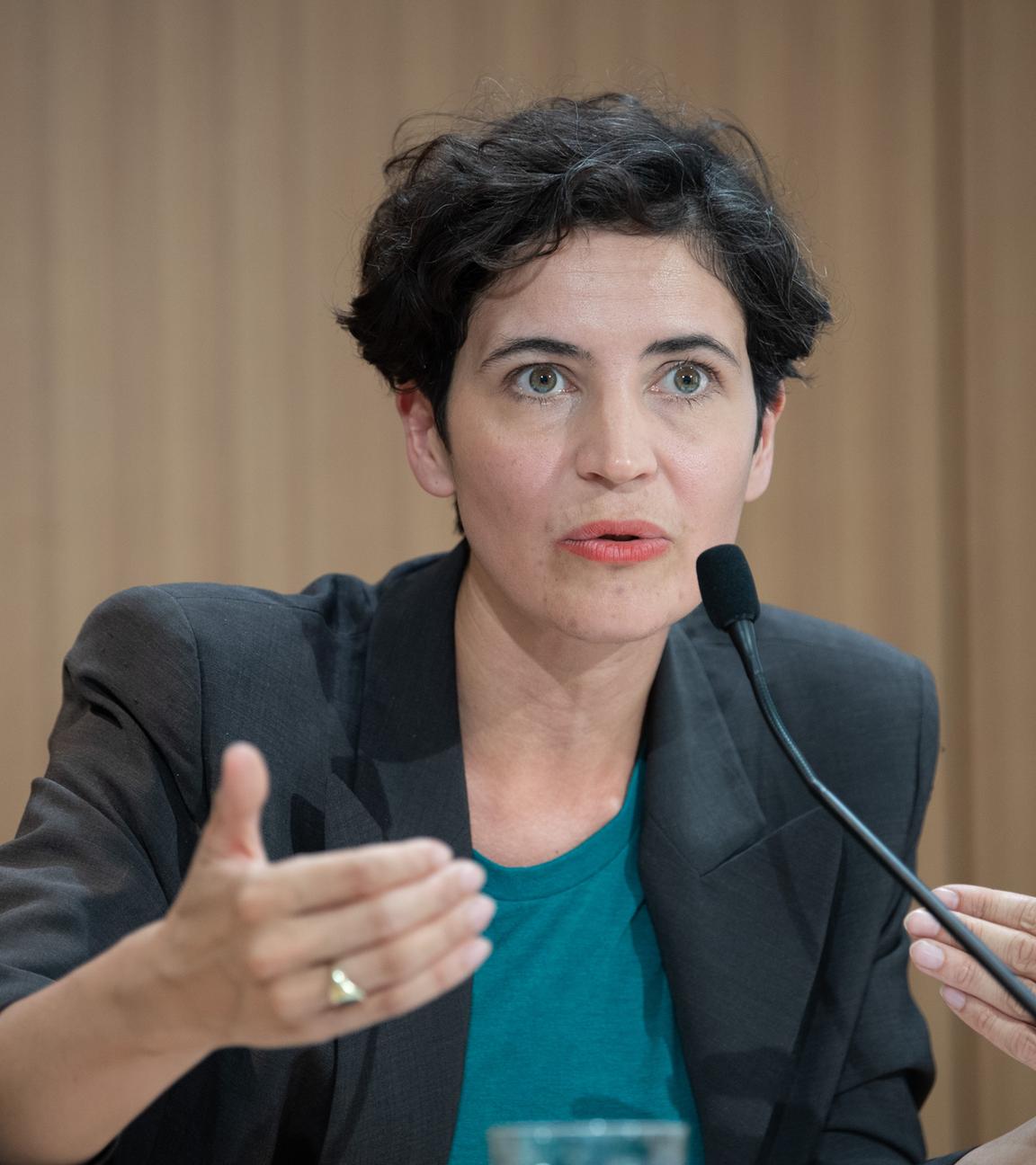 Anna-Lena von Hodenberg, Geschäftsführerin der HateAid Gmbh, spricht während einer Pressekonferenz.