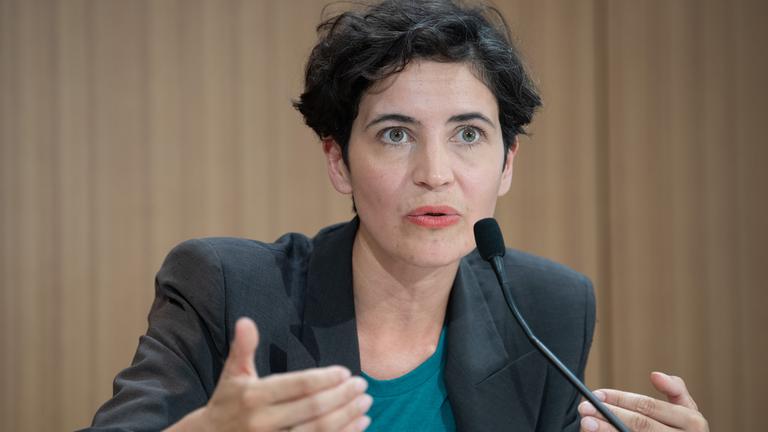 Anna-Lena von Hodenberg, Geschäftsführerin der HateAid Gmbh, spricht während einer Pressekonferenz.