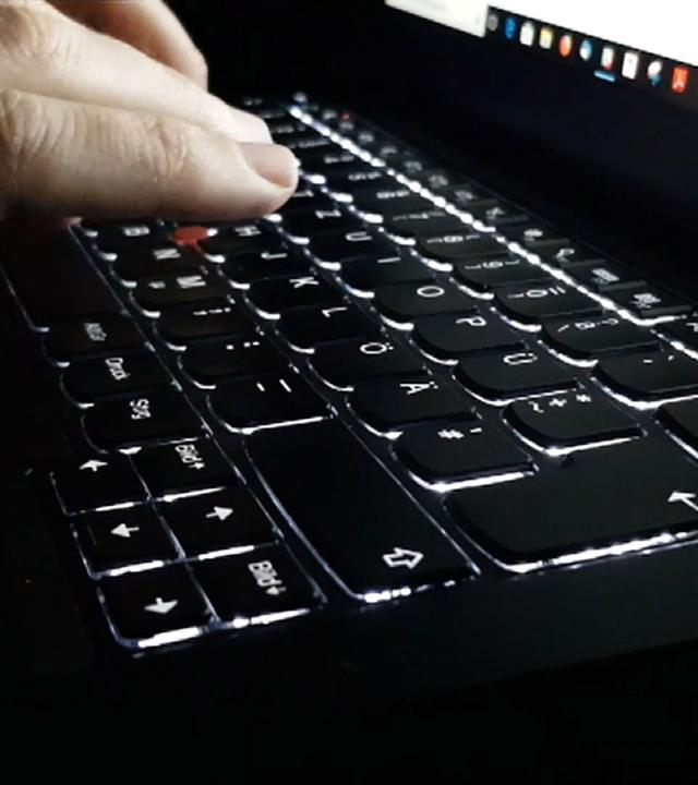 Finger an der Tastatur